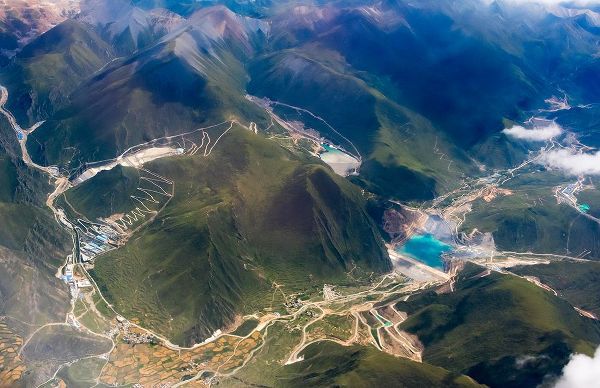 Su, Keren 아티스트의 Aerial view of village and barley field in Lhasa Valley-Tibet-China작품입니다.